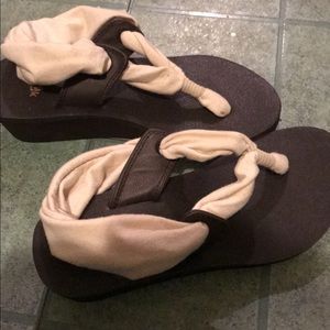 Sanuk wedge sandals size 6